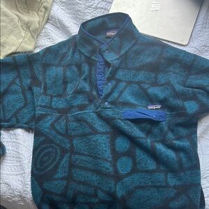 Patagonia Men's Teal and Black Patterned Fleece Pullover